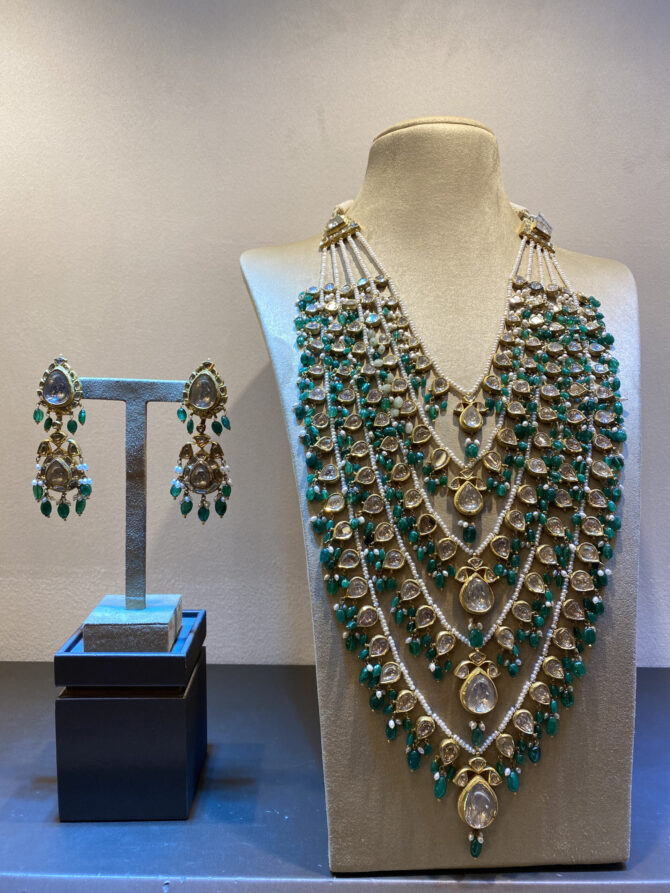543 DM 19 Diamond Emerald Pearl Gold Necklace